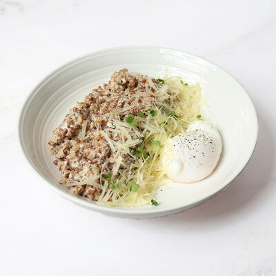 Каша гречневая с пармезаном и яйцом пашот в MOGU по цене 510 ₽