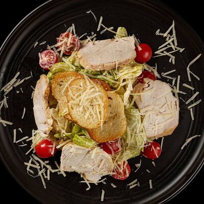 Цезарь с курицей в Юками по цене 600 ₽