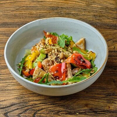 Салат с курицей и печеными овощами в BARak O’Mama по цене 450 ₽