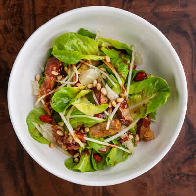 Азиатский салат с хрустящей уткой в Чочо по цене 690 ₽