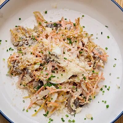 Салат цыпленок и морковь в Wine Connection по цене 190 ₽