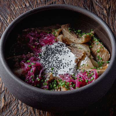 Белые грузди с луком и сметаной в MANUL по цене 1100 ₽