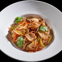 Японская стеклянная лапша харусаме с кальмаром и мидиями в Осака
