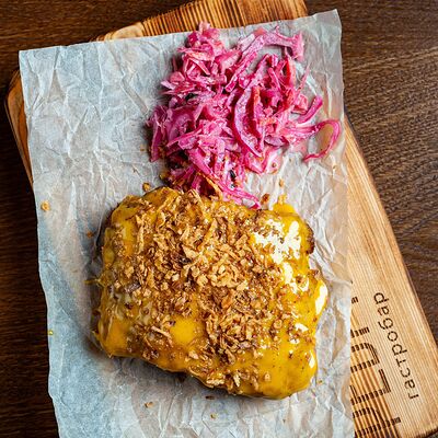 Свиные ребра копченые в медово-горчичной глазури с луком криспи в Ребра по цене 1080 ₽