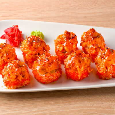 Запёченный ролл с острым лососем и крабом в Суши Рай по цене 540 ₽