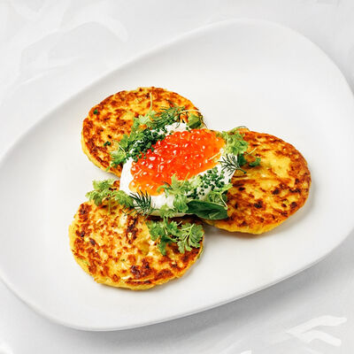 Оладьи из кабачков со взбитой сметаной и икрой лосося в Sadko по цене 718 ₽