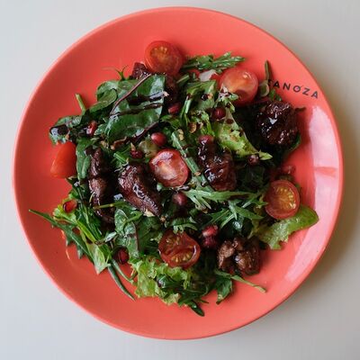 Салат с глазированной куриной печенью в Zanoza Kруассантерия по цене 690 ₽