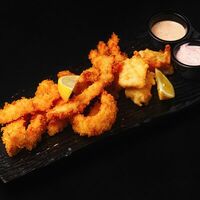 Ассорти из кальмаров, креветок и трески с икорным и острым соусом в Кабуки