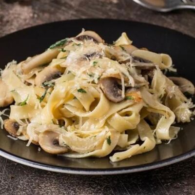 Фетучини с курицей и грибами в Емеля по цене 440 ₽