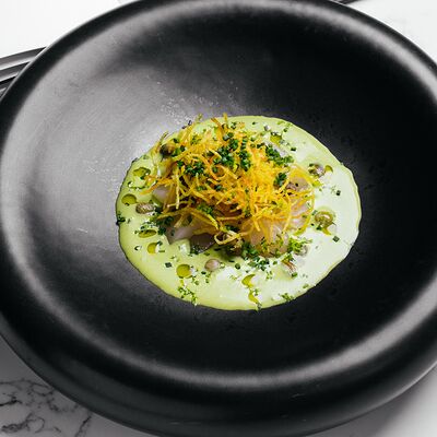 Морской гребешок с соусом из зелёного лука в Hello Wine по цене 590 ₽