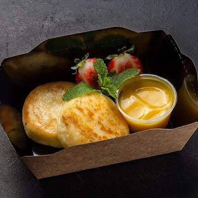Сырники с ягодным соусом в Best Food Sochi кафе правильного питания по цене 380 ₽