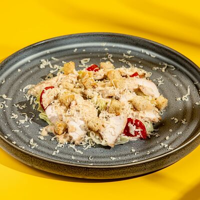 Салат Цезарь в Black Jo по цене 429 ₽