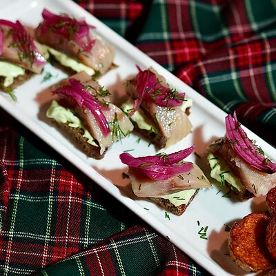 Пинчесы с сельдью в Harats pub по цене 390 ₽