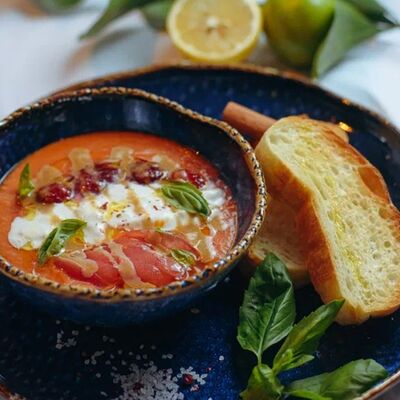 Гаспачо из печеных томатов с клубникой и страчателлой в Роланд по цене 700 ₽