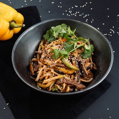 Wok c говядиной в РАХАТ по цене 570 ₽