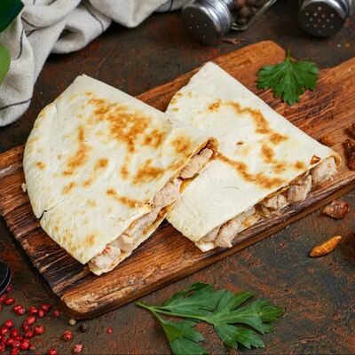 Кесадилья с курицей в Мясье House по цене 680 ₽