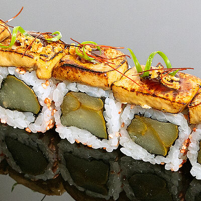 Ролл с фуа-гра и карамелизированной грушей в Naomi Sushi по цене 2050 ₽