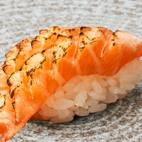 Суши Опаленный лосось в Mojo