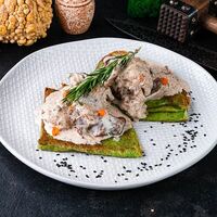 Куриная печень с соусом из лисичек и тонкими блинами в ШКВАРКИ