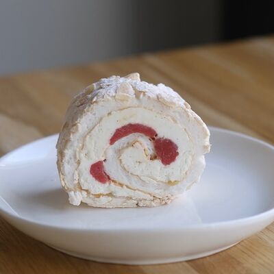 Меренговый рулет Клубника-лайм в Кондитерская Светланы Шарафуллиной по цене 341 ₽