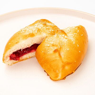 Пирожок печеный с клубникой, малиной (2 шт.) в Болтушка кулинария-кондитерская по цене 148 ₽