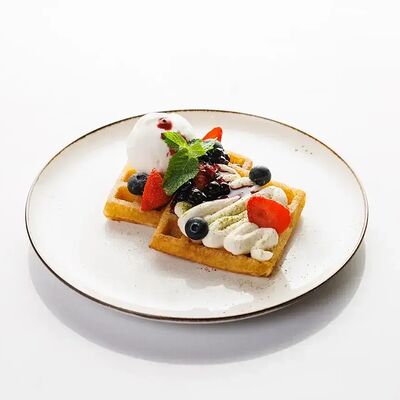 Бельгийские вафли с мороженым, вареньем и кремом маскарпоне в Омлет станция по цене 530 ₽