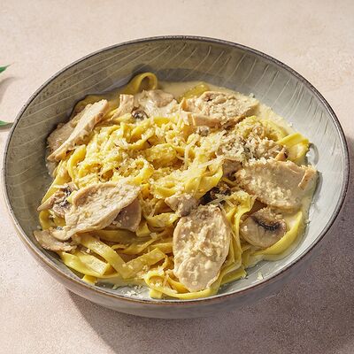 Паста тальятелле с курицей и грибами в Перчини на огне по цене 455