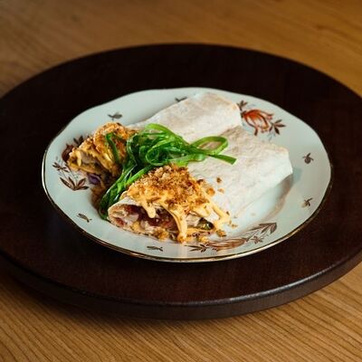 Фирменная Шаурма с курицей и луковым мармеладом в Спички по цене 590 ₽