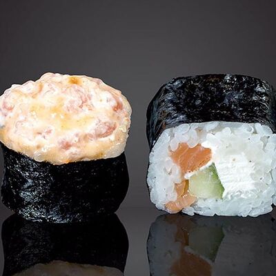 Запеченный с копчен. лососем и креветкой в Суши ЭДО по цене 1100 ₽