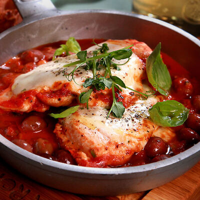 Куриное филе Пиццайоло с сицилийскими оливками в Mama Roma по цене 401 ₽