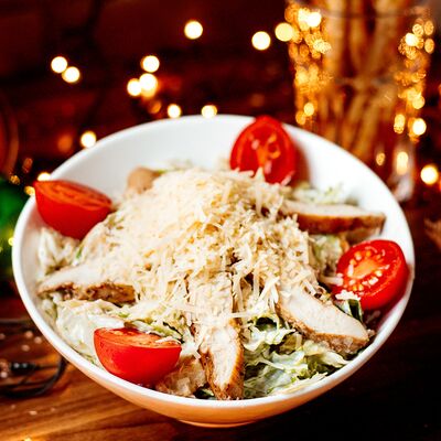 Цезарь с курицей в Kuksu korea cafe по цене 1800 ₽