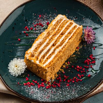 Торт Медовик в Омар Хайям Европа и Азия по цене 380 ₽