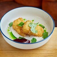 Хрустящий сыр сулугуни с вишней и блю чиз в Wine Сonnection