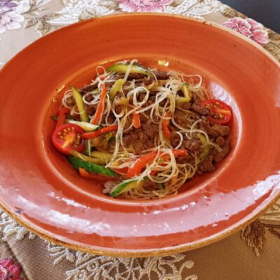 Салат с фунчозой и говядиной в Роза ветров по цене 750 ₽