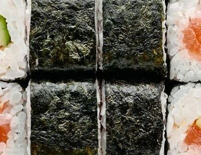 Маки ролл с лососем и огурцом в Papaya по цене 588 ₽