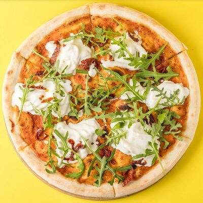 Пицца со страчателлой, рукколой и вялеными томатами в Mesto Burger по цене 460