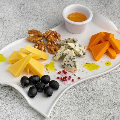 Сырная тарелка в Коломан по цене 680 ₽