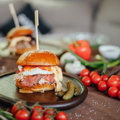 Бургер с ростбифом и коул слоу в НА ЛУНЕ по цене 560 ₽