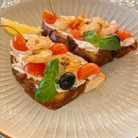 Брускетта с креветками в Iris