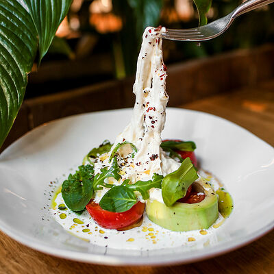 Томаты с авокадо и муссом из шпината в Сыроварня по цене 860