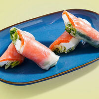 Двойной спринг-ролл с форелью, сливочным сыром и соусом понзу в ProSushi