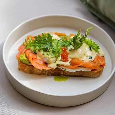 Тост с лососем и яйцом пашот в Пена Дней по цене 35 р.
