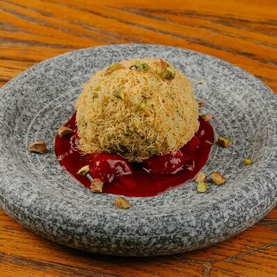 Десерт с катаифи, сырным кремом и фисташковым соусом в Дэда по цене 760 ₽