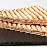 Тост с ветчиной и сыром в Hungry Wolf Bar