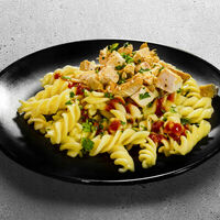 Макароны с куриной грудкой в Избушка