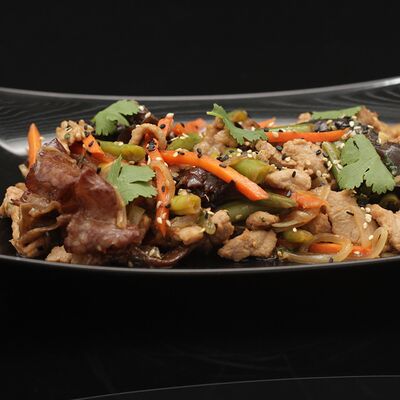 Свинина с черными грибами в Лапшичная №1 по цене 520 ₽