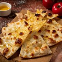 Фокачча с пармезаном и чесночным маслом в Amarena