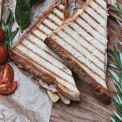 Сэндвич с индейкой, печеным перцем и соусом айоли в Jeffreys coffee shop по цене 309 ₽