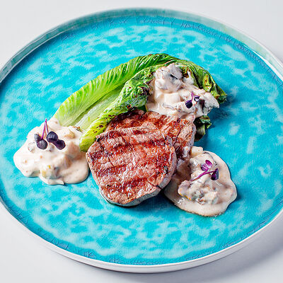 Медальоны из говяжьей вырезки с романо на гриле в Udcкафе Upside Down Cake по цене 990 ₽