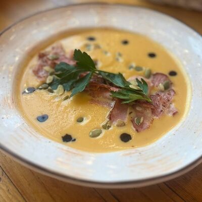 Тыквенный крем-суп с бекономв 30 см по цене 590 ₽